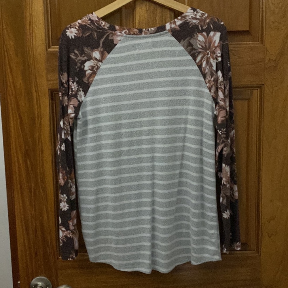 Women’s top - Picture 3 of 3